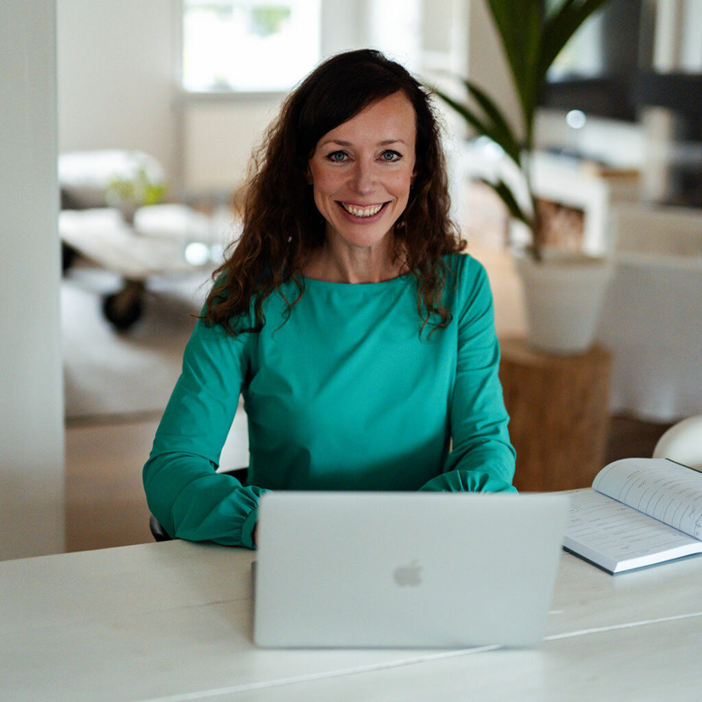 Contact Hanneke I PowerFem